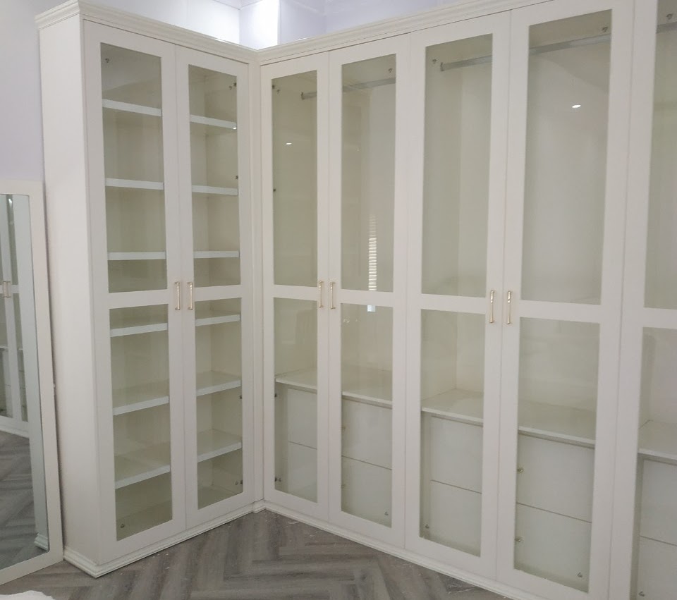 Tủ quần áo chữ L cánh kính trắng — tay vàng — Gỗ Minh Hiền