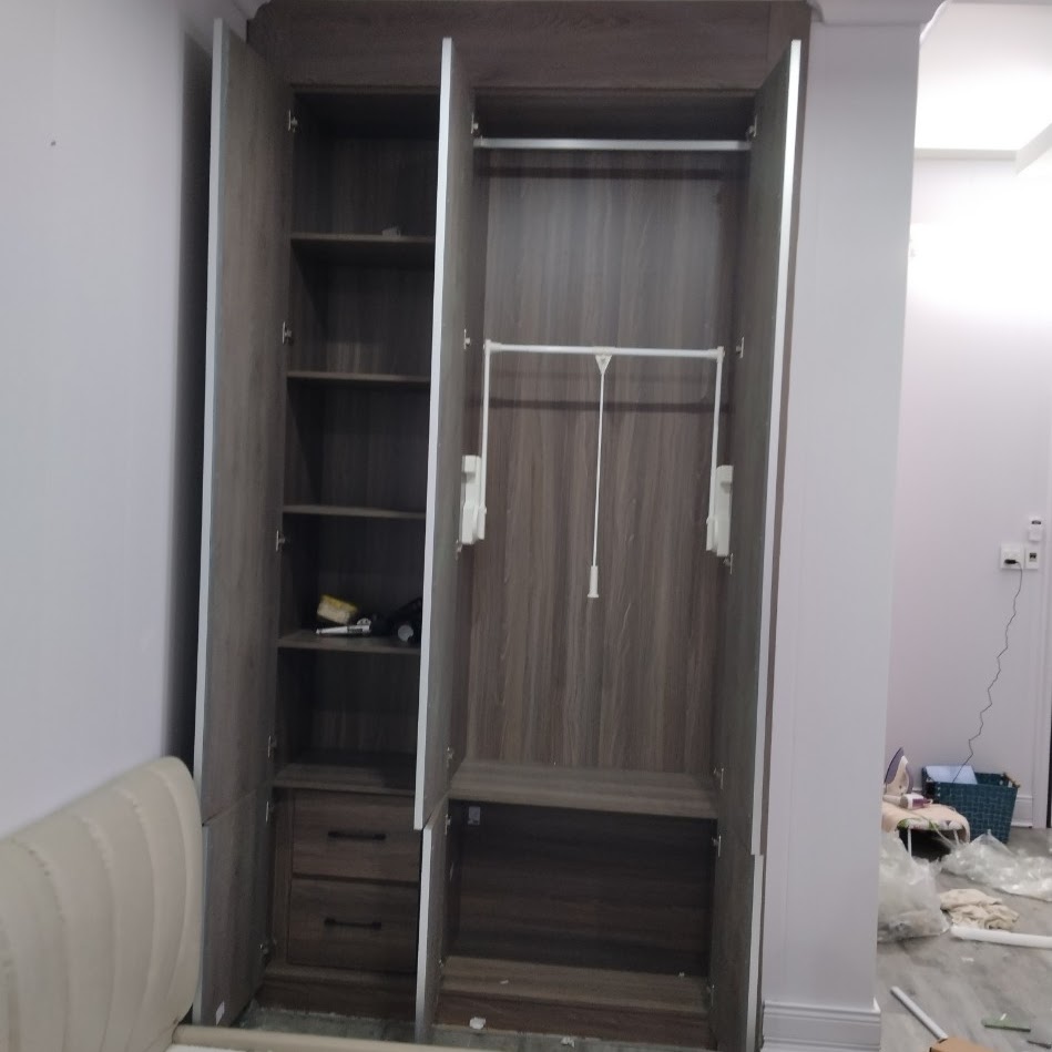 Tủ áo 3 cánh vân gỗ đậm — kệ & giá treo nâng hạ — Gỗ Minh Hiền
