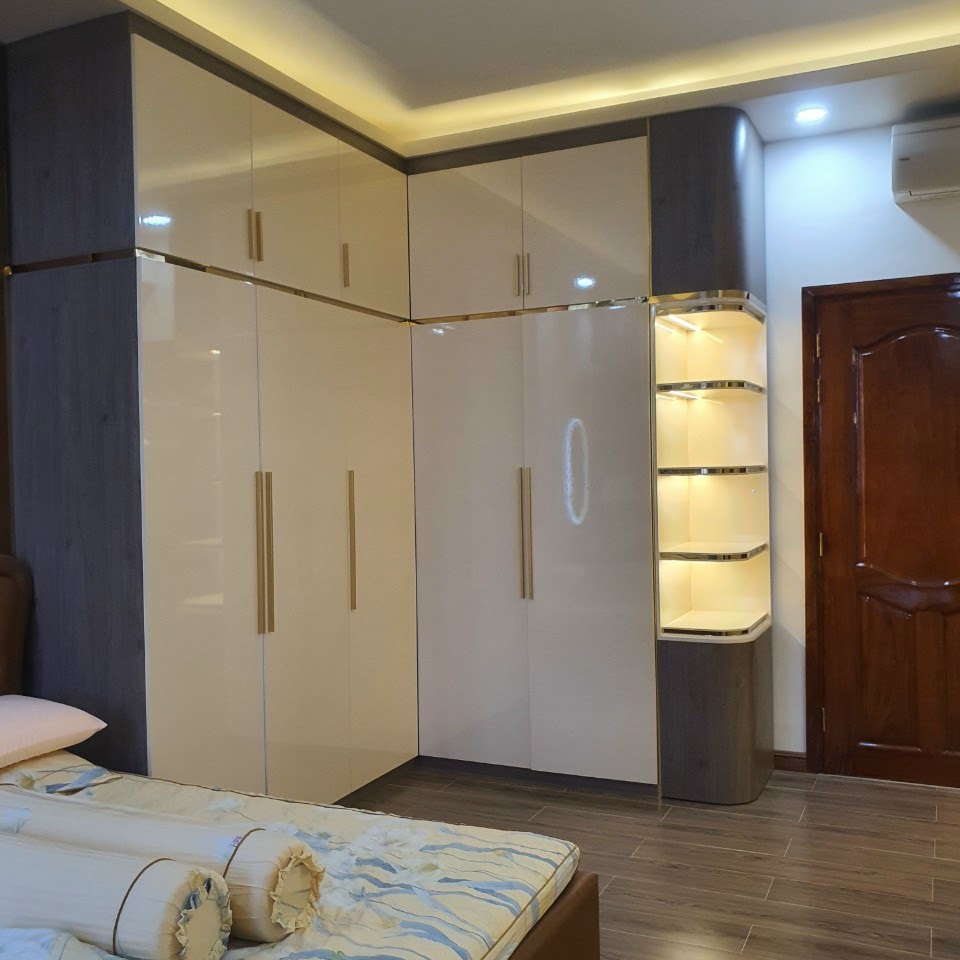 Tủ áo chữ L cao cấp — trắng bóng tay vàng & kệ kính bo góc — Gỗ Minh Hiền