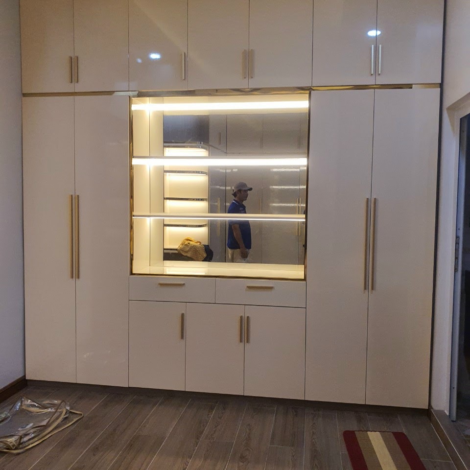 Tủ kịch trần trắng bóng — kệ trưng bày gương & đèn LED — Gỗ Minh Hiền