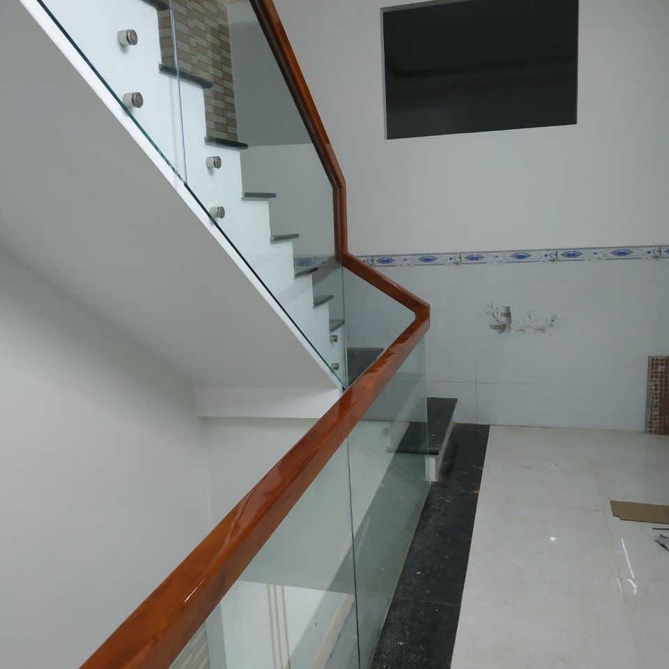 Cầu thang kính cường lực — tay vịn gỗ hiện đại — Gỗ Minh Hiền