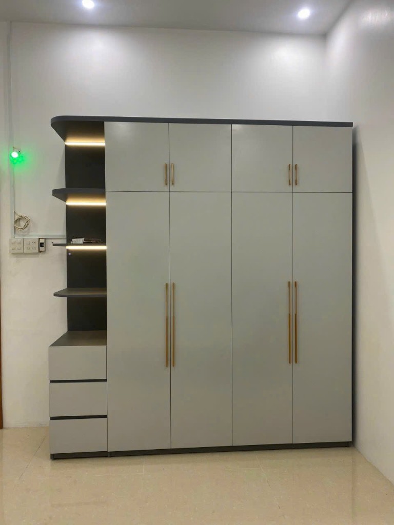 Tủ quần áo 4 cánh xám — tay vàng & kệ LED âm — Gỗ Minh Hiền