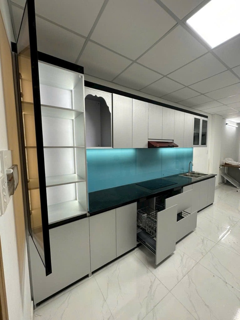 Tủ bếp trắng bóng — kính ốp xanh biển & chậu inox — Gỗ Minh Hiền