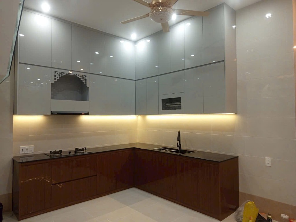 Tủ bếp acrylic xám trên — dưới vân gỗ & đèn LED — Gỗ Minh Hiền