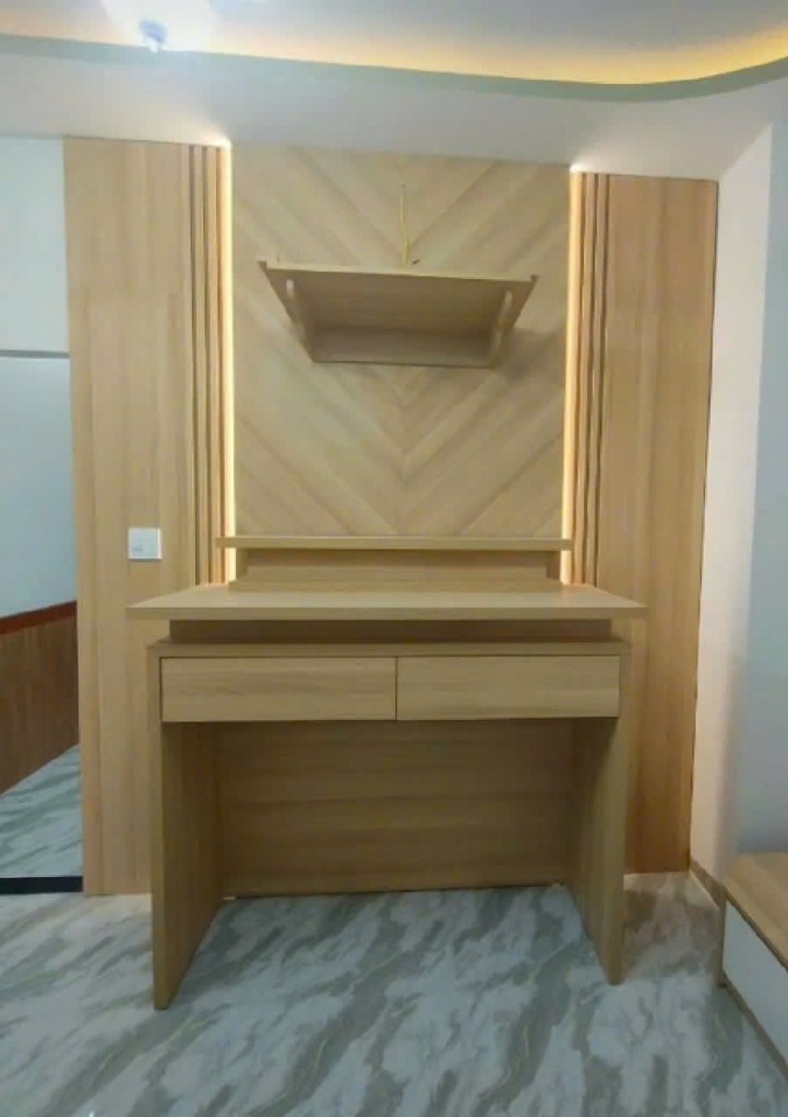 Bàn thờ đứng gỗ sáng màu — vách lam có đèn LED — Gỗ Minh Hiền